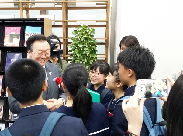 제막식 후 교류회에서 일본의 중학생과 스포츠교류의 중요성을 이야기하는 이준규 주일대사