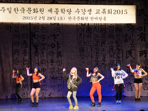 中高生韓国語講座受講生の発表：K-POPダンス