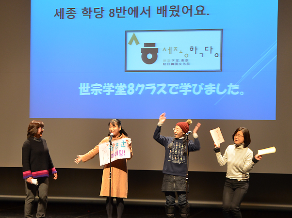 韓国語講座 世宗8(月16)の発表－修学旅行で韓国に行き、韓国語の腕試しをする内容の演劇