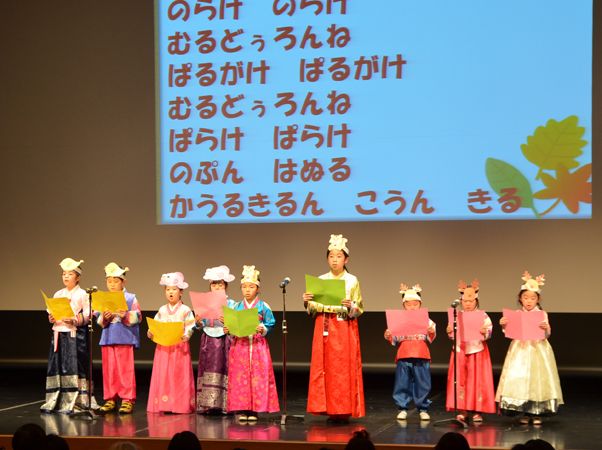 オリニ文化書堂の子供たちの韓国童謡の発表