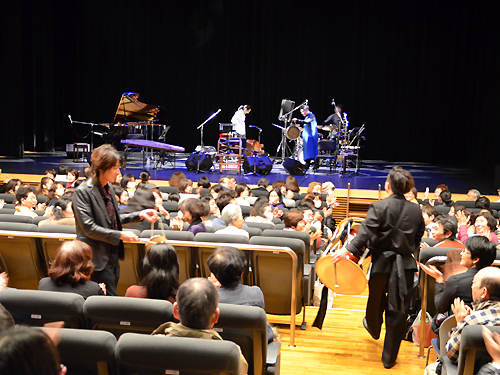 ミン・ヨンチさんとハクエイ・キムさんが観客席で演奏
