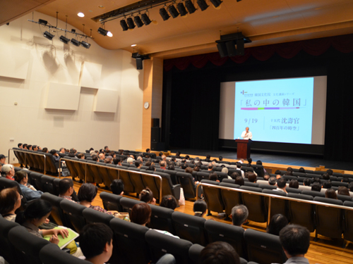 会場には珍しく男性の比率が多いようでした。