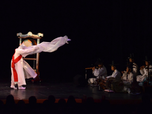 韓国文化院外観のモチーフである伝統舞踊「僧舞」の舞台