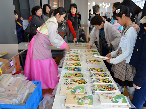 韓国の伝統工芸品を作ってみる体験コーナー