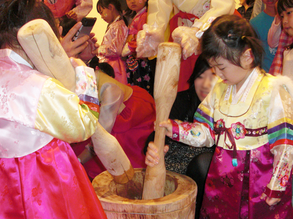 子供たちも餅つきを楽しみました。