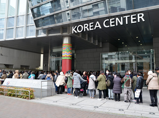 입장 1시간 전부터 길게 줄을서서 기다리는 손님들