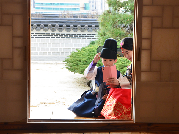 韓国の伝統衣装「韓服 ハンボク」体験をした後は写真撮影を楽しんでいただきます
