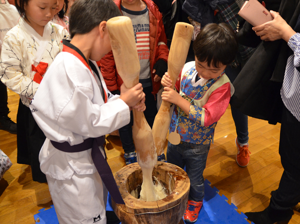 子供のお餅つき体験