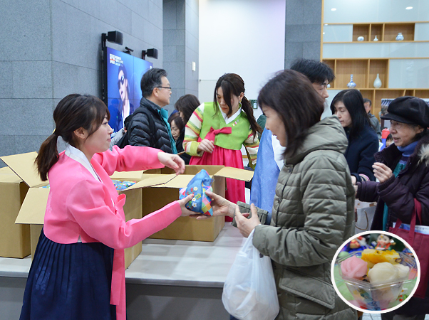 お帰りの際には韓国のお餅をプレゼント！