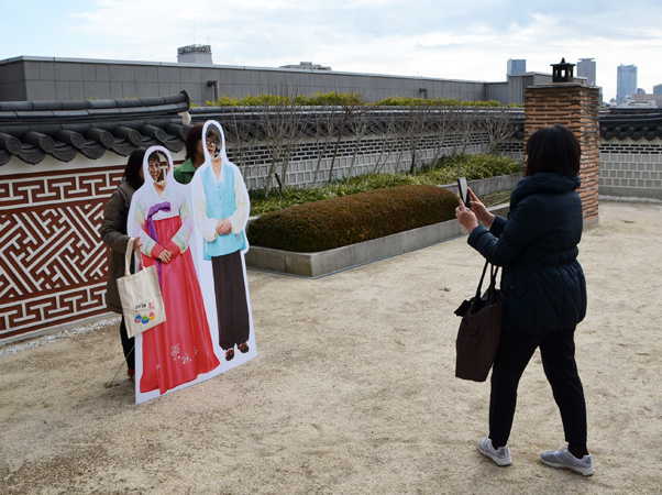 韓国の伝統衣装姿の顔出しパネルで写真撮影を楽しむ皆さん