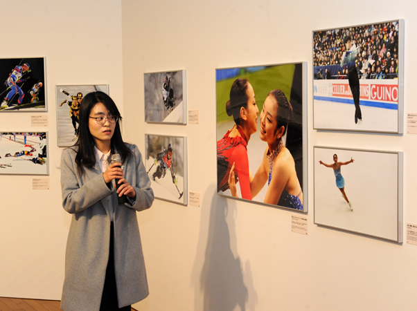 한국에서 가장 인기가 많았던 아사다 마오 선수와 김연아 선수의  포옹사진을 설명