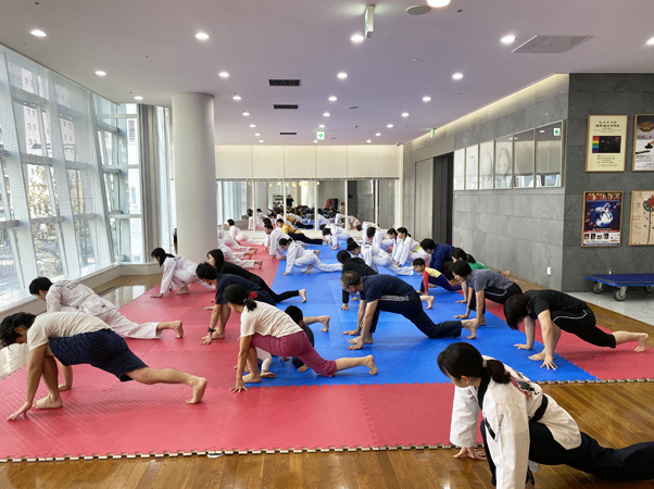 テコンドー体験教室の様子－ストレッチから始まります