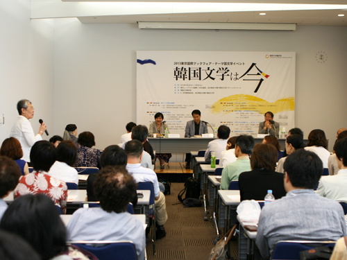 文学対談「韓国文学をいう」-中沢けい教授(左)と李承雨作家（右）