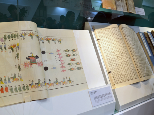 韓国館に展示された韓国の世界記録遺産である「朝鮮王朝儀軌」