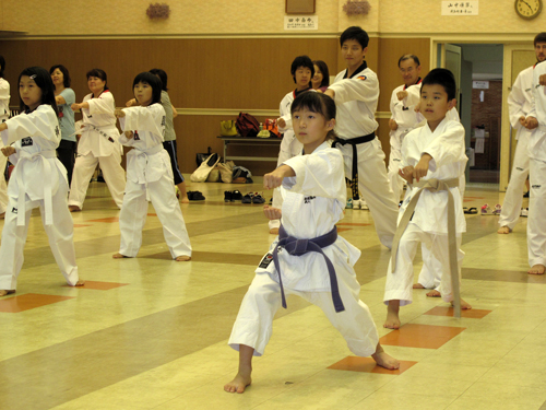高知県 –　空手を習っている子ども達もテコンドー教室に参加。格好いいですね。