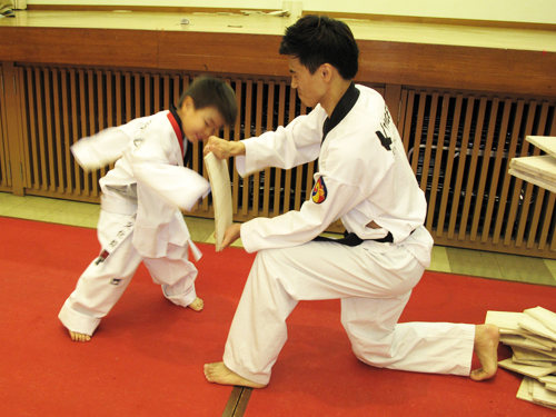 高知県 – 子どもも板割りに挑戦！何度かやってやっと割れました。