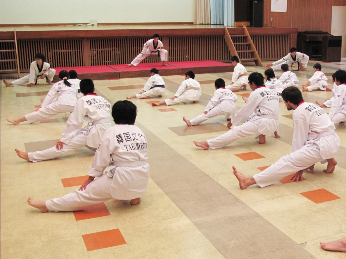 高知県 –  基本は体をほぐすストレッチングから。