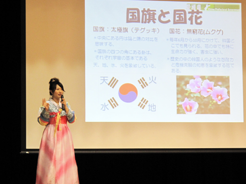 愛媛県 － テコンドー教室に先立ち、国際交流員が韓国について紹介