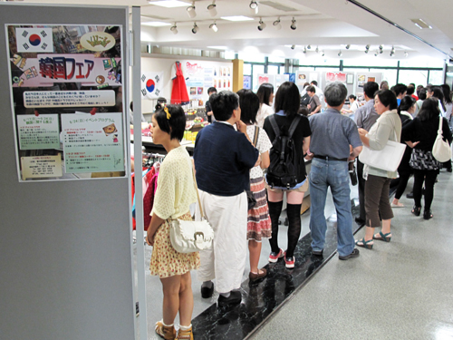 香川県 –　香川県では連携行事として「韓国フェア」を開催! 韓国の料理を食べようと並んでいる皆さん！