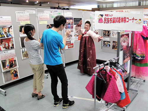 香川県 –　「韓国フェア」の韓服試着い体験イベントで韓服を着て楽しむ姿