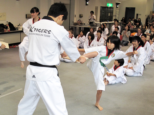 香川県 – インドネシアでテコンドーを学び緑帯を締めて参加した8歳の少女のカッコいい蹴り！