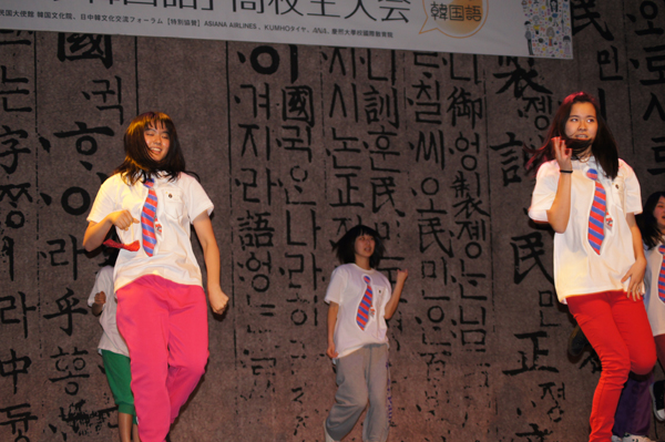 대회 참가자들을 위한 주일 한국 문화원 세종학당 학생들의 K-POP댄스