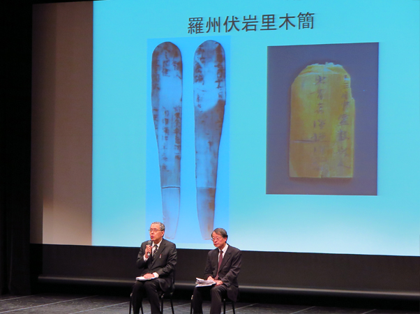 川尻秋生教授（左）の講演：日本の東北地方にみられる韓国文化