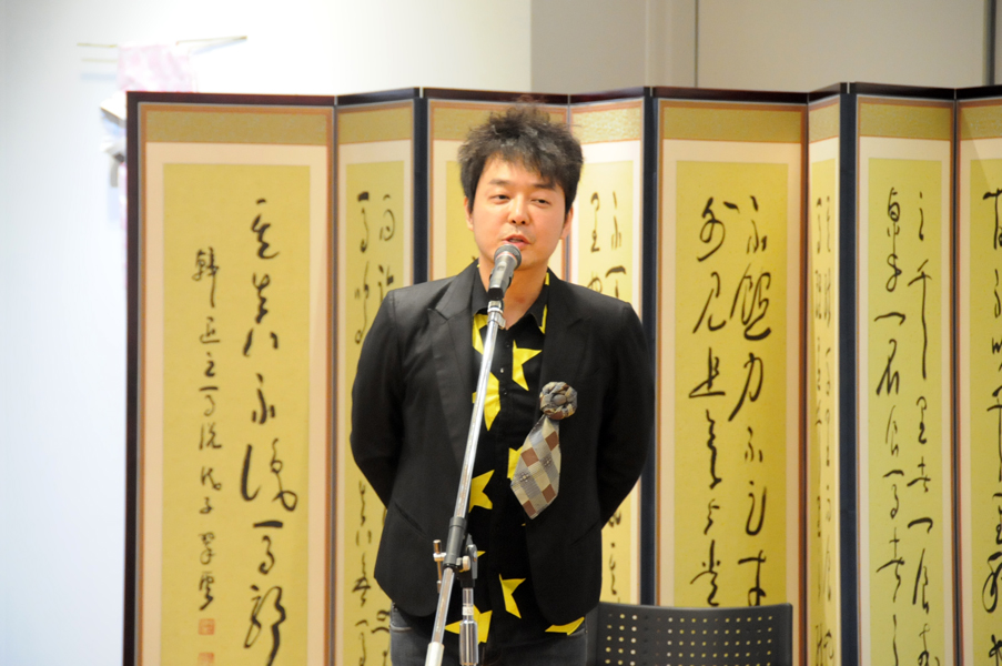 開幕式で挨拶するイソユン氏