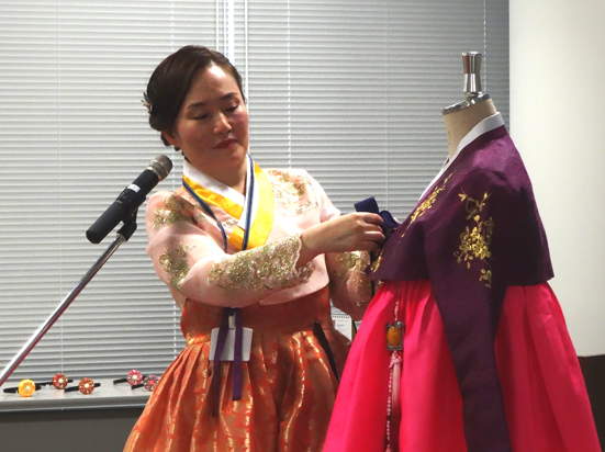 2015年大学生による韓国伝統衣装「韓服」の徹底体験