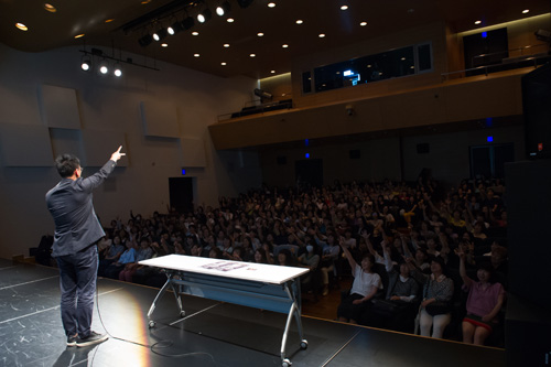 プレゼントをかけて司会の古家さんとジャンケンをする観客2（東京）