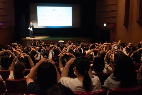 한국드라마 퀴즈대회에서 열광하는 관객(삿포로)