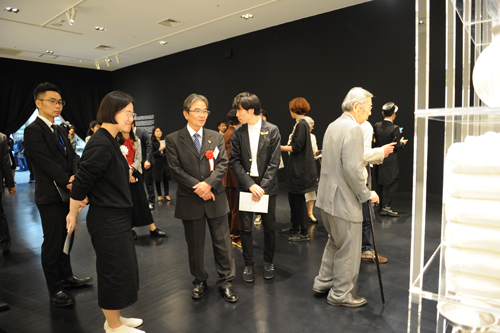 섬유작가 임서윤과 작품에 대해 담소를 나누고 있는 일본 문화청 장관