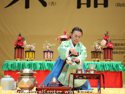財団法人茗園文化財団理事長による宮中茶礼の試演