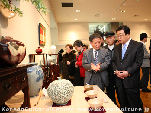 陶磁器の作品を鑑賞する權哲賢駐日韓国大使