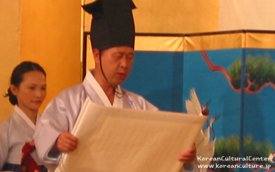 冠禮式の再現：祝文を読む姜 基洪　韓国文化院長