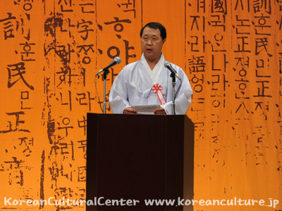 韓国文化院の新庁舍完成までの経過を報告する姜基洪文化院長