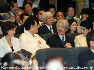 祝賀記念公演を観覧される秋篠宮同妃両殿下と安倍昭恵元総理夫人