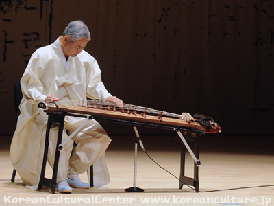 祝賀記念公演1－ファン・ビョンギ先生による伽椰琴演奏【チンヒャンム】