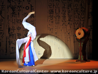 祝賀記念公演3－韓国文化院の新庁舎の外観のモチーフとなった「スンム（僧舞）」