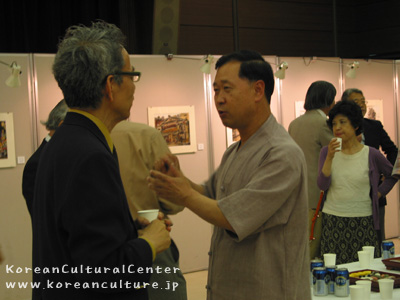 文化交流の一場面－桐谷逸夫先生と姜基洪韓国文化院長