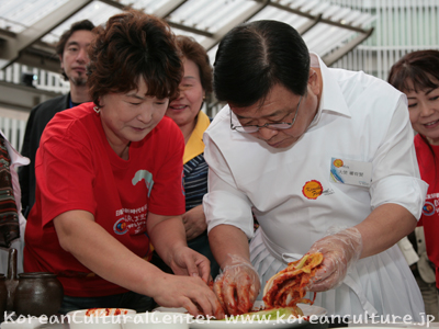 Kimchi漬ける体験に参加する権哲賢大使とボランティアのイム・オクヨン文化院長夫人