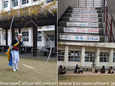 심사중의 학생들의 사물놀이 공연, 학교 계단에는 한국어도 써있습니다.