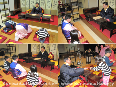 新年の挨拶をして（歳拝）、新年を迎えるにあたっての訓話（徳談）を聞いています。お年玉はうれしい！