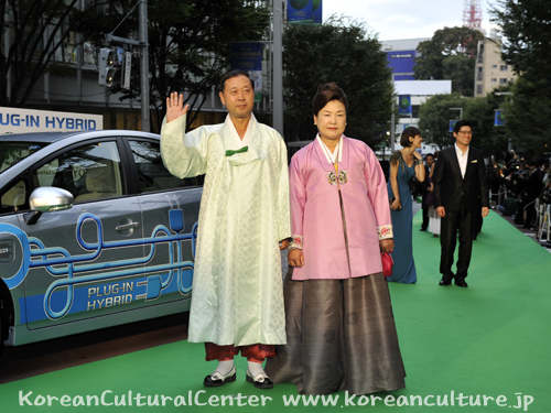 국제동경영화제에서 한복차림으로 그린 카펫을 걷는 강기홍문화원장부부 
