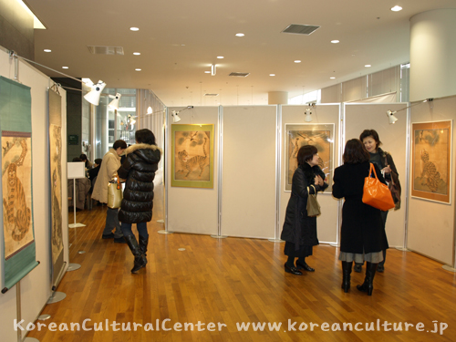 韓国伝統民画展「鵲（かささぎ）と虎」 の様子