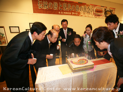 韓国文化院ロゴを形にしたお餅ケーキで新庁舎移転1周年と展示会をお祝い