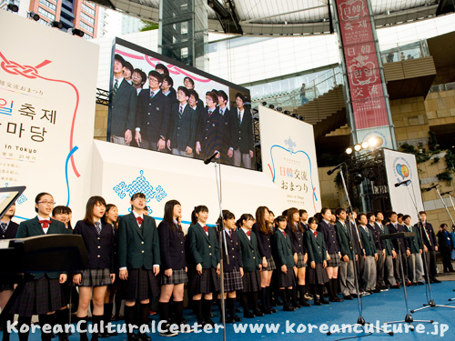 동경한국학교와 하치겐중학교 학생이 함께 희망의 메세지를 담은 노래를 열창