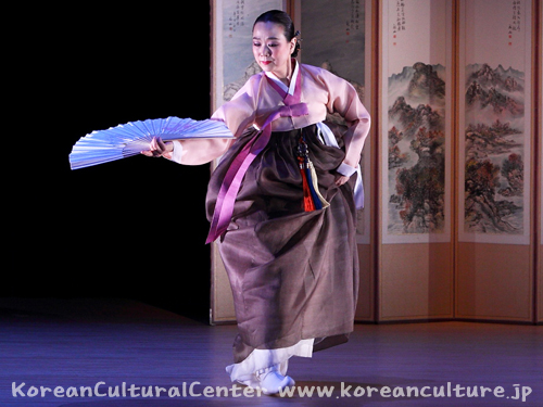 美しい韓国舞踊を披露してくださった金利恵さん