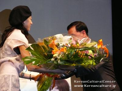女優ハン・ヒョジュさんに花束を贈呈