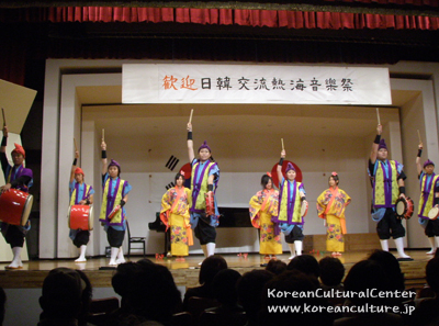 県立熱海高校エイサー部の日本伝統公演